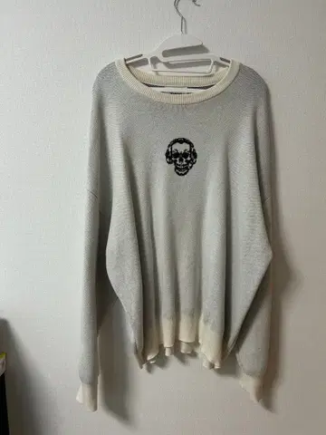 younger song 해골 니트