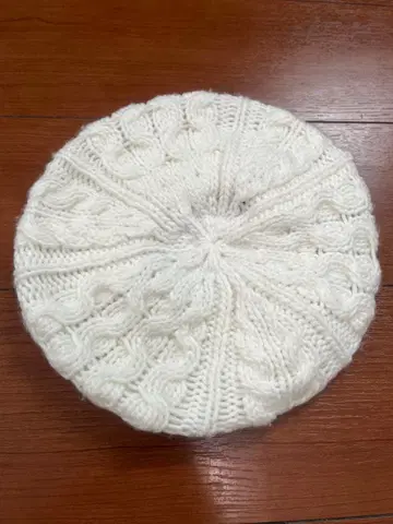 새상품급 MICHAEL KORS 화이트 베레모 케이블 니트