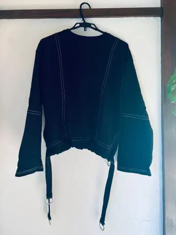 메종 스페셜 블랙 맨투맨 사이드 스트랩