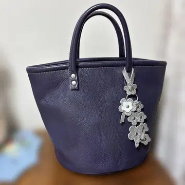 Cream company 보라색 가죽 토트백 꽃 참 포함