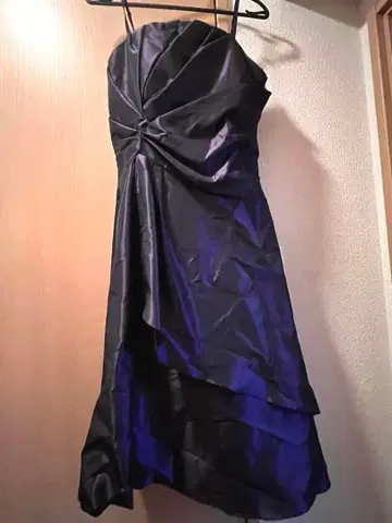 블랙 스트랩리스 드레스와 잡화 세트