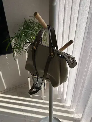 화이트, 손잡이 브라운의 2WAY 숄더백