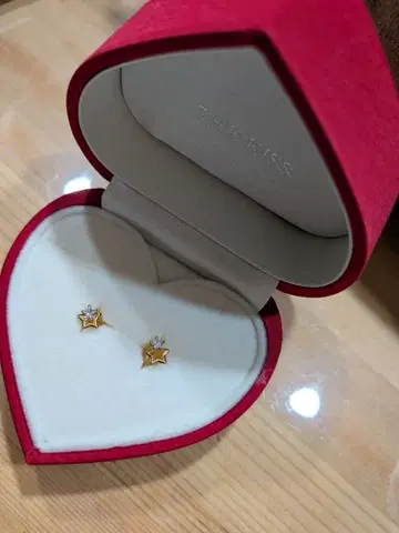 THE KISS 별 모양 귀걸이 크리스탈 포함