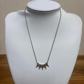 스파이크와 달 모양의 실버 목걸이