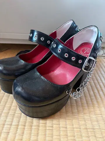 요스케 블랙 스트랩 펌프스 블랙 장미