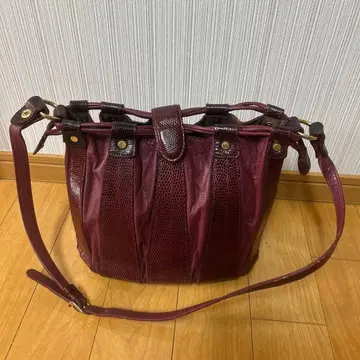 여성용 버건디 숄더백