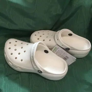 미사용 새상품 통굽 Crocs 화이트 샌들 22cm