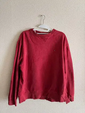 빨간색 V넥 트레이닝복