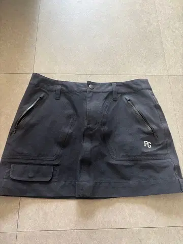 PG 로고 포함 블랙 스커트