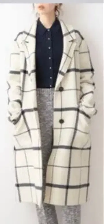 아이보리 네이비 체크 무늬 롱 코트