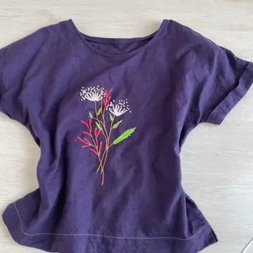 보라색 꽃 자수 반팔 상의