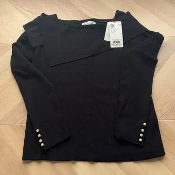 [ 미사용 새상품 ] M 쿠튀르 브로치 오프숄더 니트 블랙