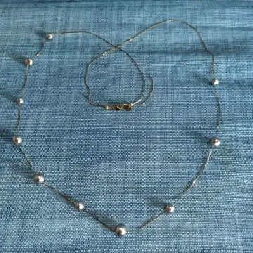 케라스스의 실크 목걸이