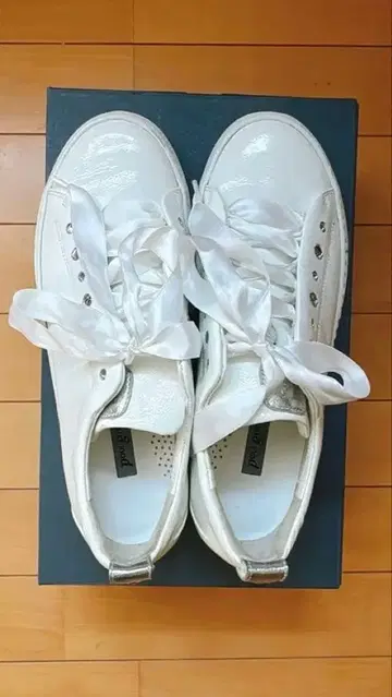 새상품급 White 리본 에나멜 스니커즈 Paul green