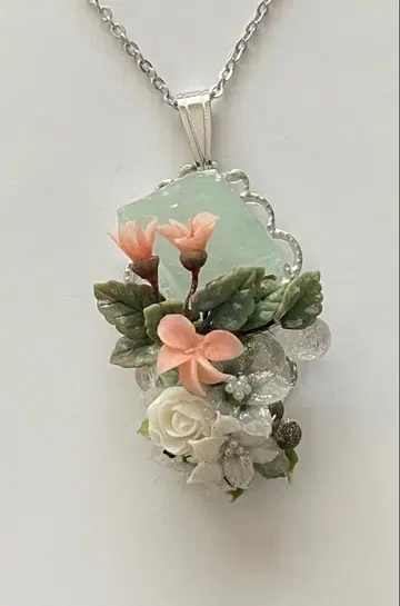 에메랄드 그린 칼사이트와 시클라멘 부케 목걸이..