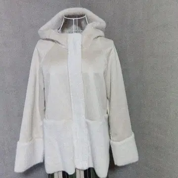 화이트 후드 부착 무스탕 코트