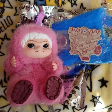 핑크색 봉제 인형과 파란색 액세서리 wakuku