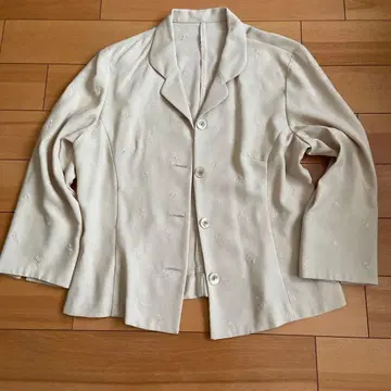 자수 화이트 테일러드 블라우스 수트의 블라우스만