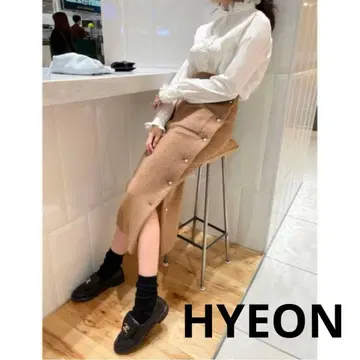 [ 새상품급 ] HYEON 샤기 스커트 롱 사이드 버튼 은색 버튼