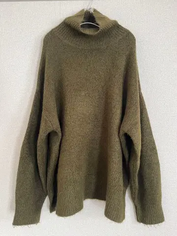 올리브 터틀넥 니트