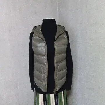 올리브 그린 후드 부착 다운 베스트