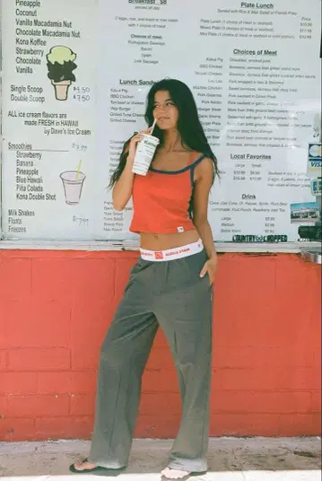 [Sanrio x ALEXIA STAM] 자수 들어간 스웨트 팬츠!