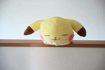 피카츄 봉제 인형 누워있는 형태