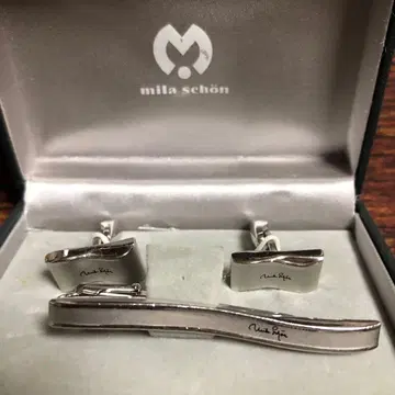 밀라 쇤 넥타이핀과 커프스