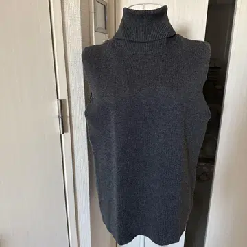 다크 그레이 터틀넥 니트 베스트 F