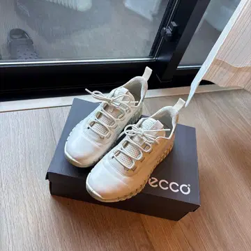 ECCO 화이트 스니커즈 22.5 사이즈
