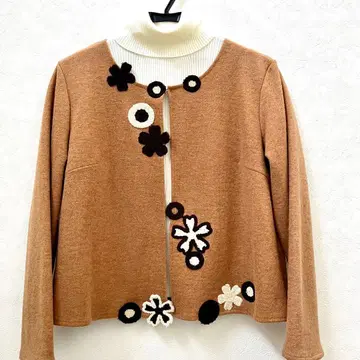 꽃 모티브가 달린 브라운 계열 긴팔 볼레로 가디건