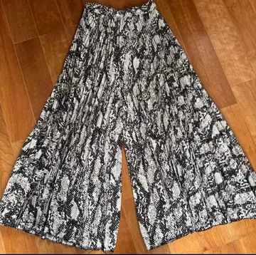 PRIORITY 프라이오리티 플리츠 팬츠