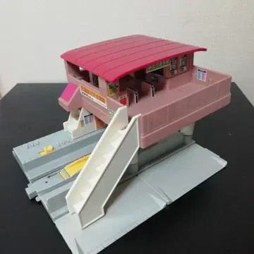 프라레일 역 건물 핑크/그레이