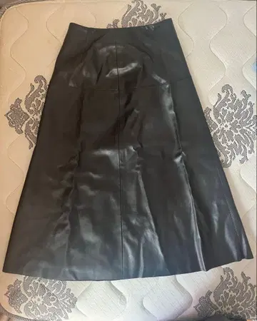 엠프리미어 블랙 블랙 가죽 플레어 스커트