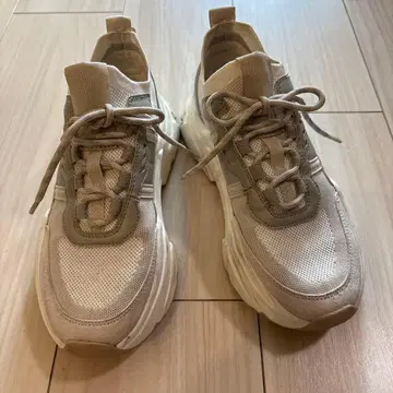 H&M 화이트 그레이 메쉬 볼륨 스니커즈