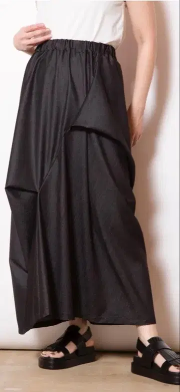 오즈모시스 턱 드레이프 스커트 블랙