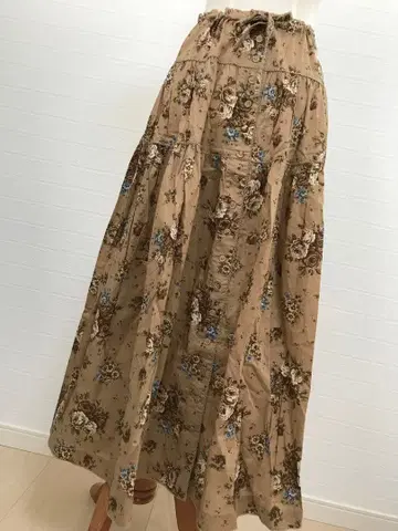 미사용에 가까운 원더풀 월드 장미 패턴 꽃다발 스커트