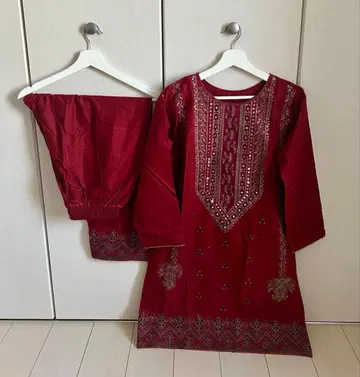 진홍색의 럭셔리 자수가 놓인 파키스탄 드레스 2points