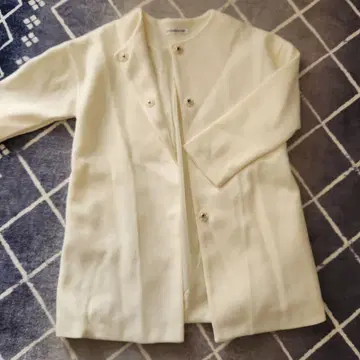 크림색 롱 코트 버튼 포함