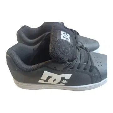 DC 블랙 스니커즈