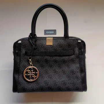 GUESS 블랙 숄더백 로고 포함