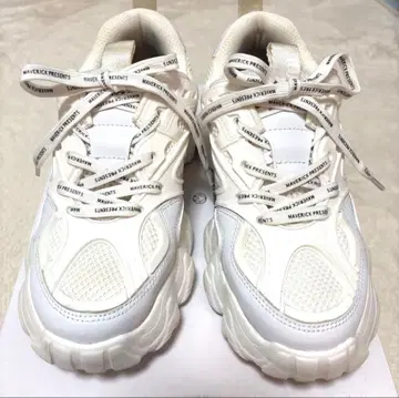 메종 마베릭 화이트 라이트 통굽 스니커즈 24.5