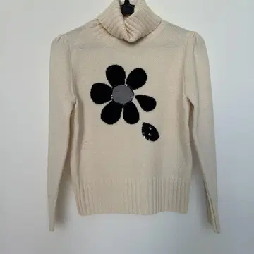 엠즈그레이시 꽃 패턴 터틀넥 니트