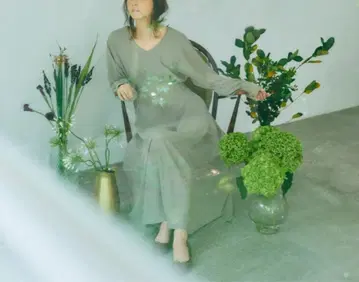 올리브 그린 V넥 플레어 드레스