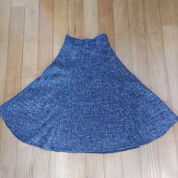 네이비 계열 트위드 플레어 스커트