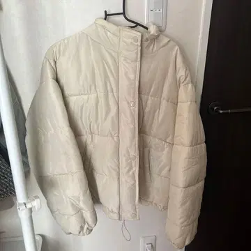 크림색 다운 자켓 소매 얼룩 있음