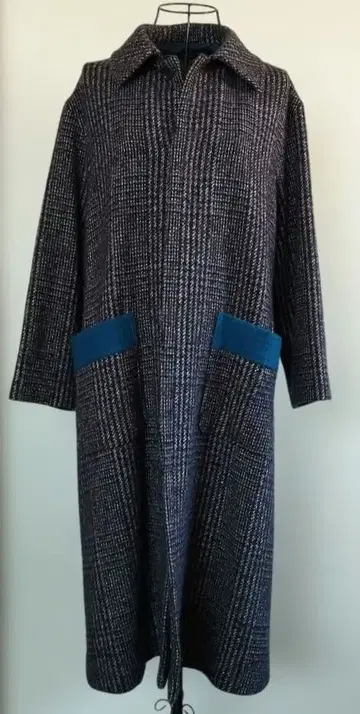 네이비와 그레이 체크 무늬 롱 코트