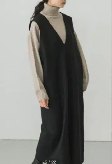 새상품급 카구레 울 스무스 V넥 원피스 블랙