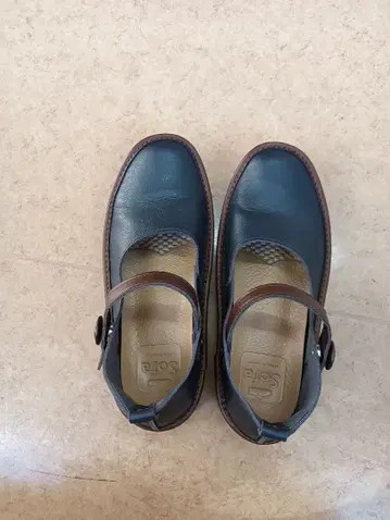 새상품급 Bell&Sofa 카약 마그넷 스트랩 슈즈 22.5cm