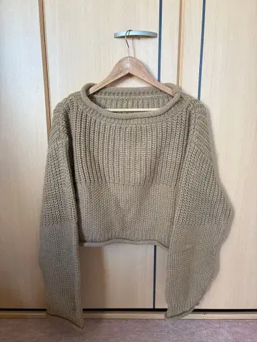 베이지 크롭 니트 스웨터 긴팔